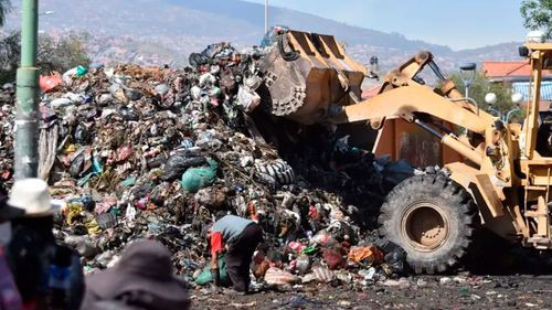 Apuran el recojo de la basura acumulada en Cochabamba y se prevé que el martes vuelva la recolección por zonas