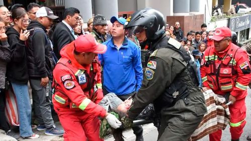 Chofer evita tragedia al detener minibús fuera de control en La Paz