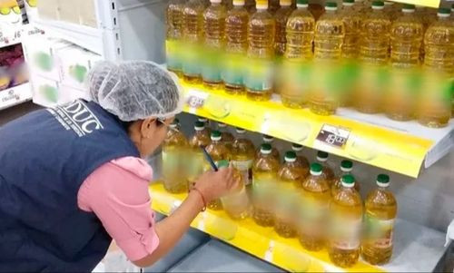 Supermercados venden aceite a Bs 14 y la demanda se dispara 
