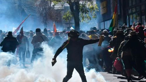 Policía denuncia ataques con piedras y petardos durante marcha evista en La Paz