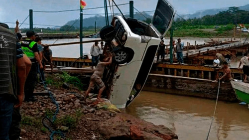 Tragedia en el norte paceño: familia muere al caer su vehículo a un río