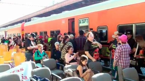 Pasajeros optan por el tren ante el alza de pasajes en buses
