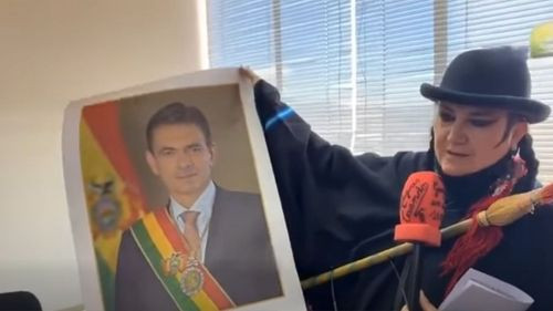 María Galindo cuestiona afiches con imagen de Rodrigo Paz