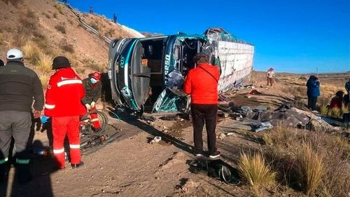 Cinco muertos y 16 heridos tras  vuelco de bus en la carretera  oruro-cochabamba