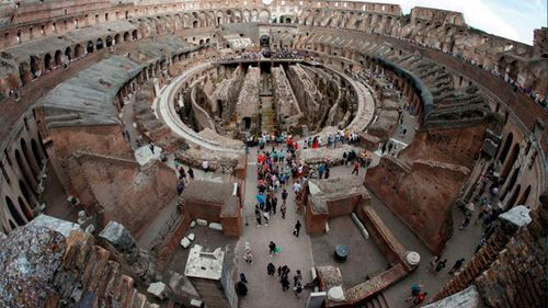 Turista que talló su nombre en el Coliseo de Roma asegura desconocer la antigüedad del monumento histórico