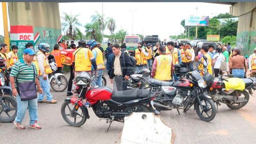 Mototaxistas retoman bloqueo en la ruta al norte cruceño por reclamos sobre el combustible