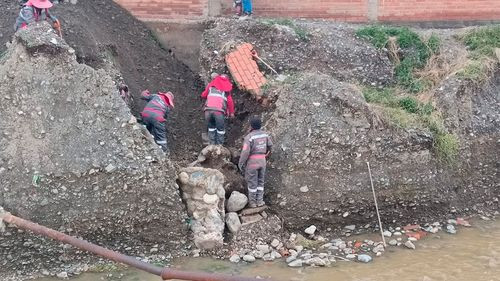 Construcción de muro de contención en colegio Franz Tamayo ante riesgo de deslizamientos