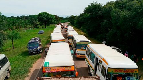 Denuncian bloqueo a micros en ingreso a Paurito