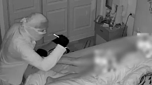 Ladrón entra a robar y pasa 32 minutos observando a una mujer dormida en su cama