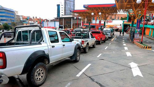 Persisten largas filas por gasolina y  usuarios denuncian  desorganización en surtidores
