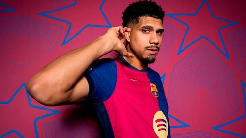 Araújo vuelve a entrenarse con el Barcelona un mes después