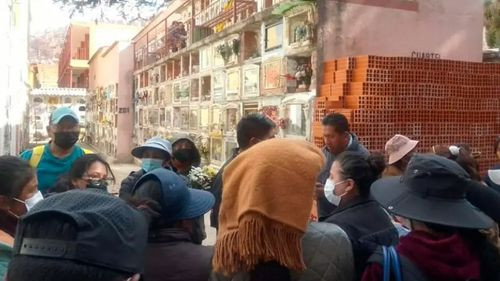 Familias denuncian entierros indebidos durante la pandemia en La Paz