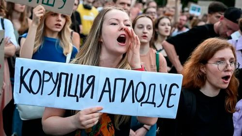 Zelensky firma ley que debilita agencias anticorrupción y desata protestas en Ucrania