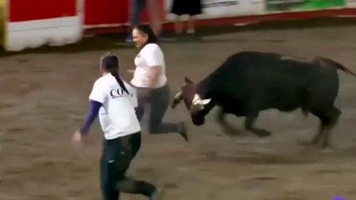Toro embiste a mujer durante corraleja y le arranca la ropa interior
