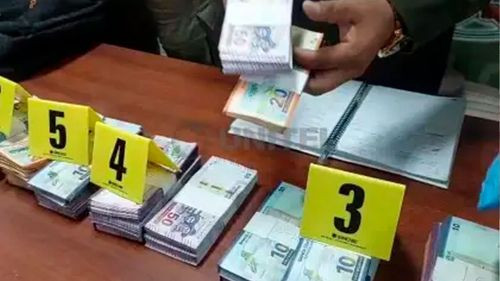 Devuelven billetes del avión siniestrad o y detienen a joven con Bs 71.400 en  El Alto