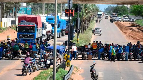 Transporte y cívicos se reúnen con  YPFB por daños atribuidos al  combustible