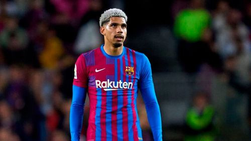 Araujo, del avión directo al entrenamiento en Barcelona