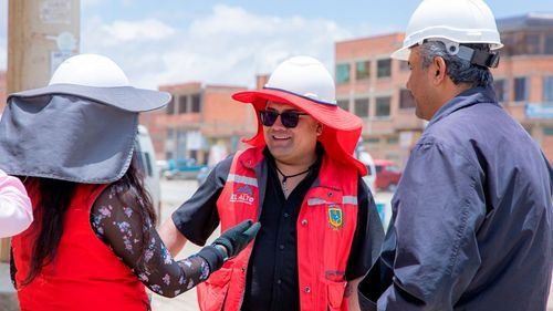 Enlosetado de la avenida Simón Bolívar avanza 80% y será entregado en noviembre Enlosetado de la avenida Simón Bolívar avanza 80% y será entregado en noviembre