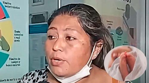 Familia en busca de atención médica para un bebé recién nacido