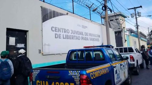 Motín en cárcel juvenil de Guatemala termina con empleados tomados como rehenes