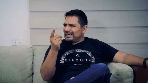 Pastor investigado por estupro comparece con fuerte resguardo policial