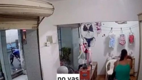 Niño detiene a su abuela antes de salir y un rayo cae segundos después