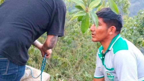 Vehículo se embarranca en la carretera a Alto Beni