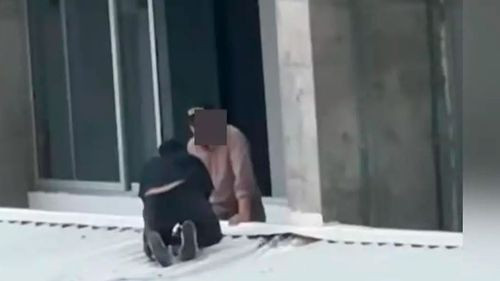 Hombre sobrevive caída de noveno piso en Santa Cruz y se levanta ante la sorpresa de testigos