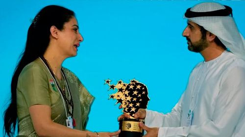 Maestra india recibe premio de un millón de dólares