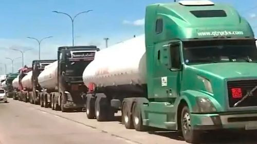 Camiones cisternas no logran descargar combustible en la refinería de Palmasola