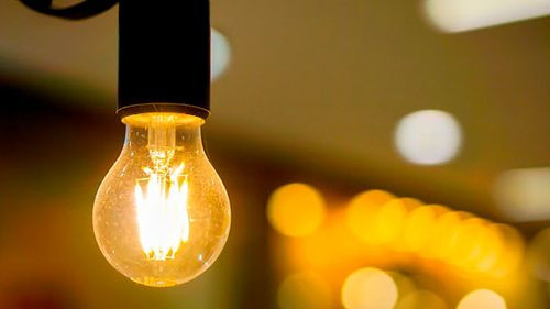 Adultos mayores pueden acceder a descuento en luz: conozca requisitos y trámite