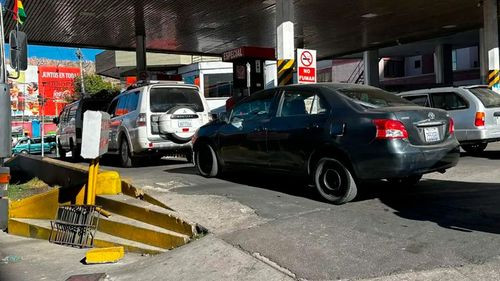 Feriado marcado por largas filas para comprar combustible en el eje troncal