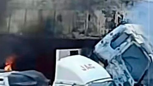 Incendio en taller mecánico deja un camión calcinado