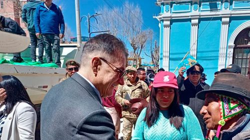 Defensa Civil entrega ayuda a familias afectadas por nevadas en Uyuni