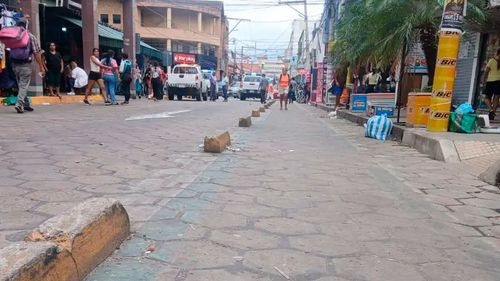 Comerciantes de Los Pozos exigen retirar cordones para facilitar parqueo