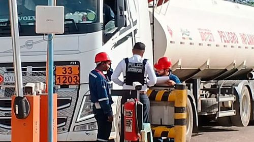 Allanamiento en refinería de Palmasola deja cuatro arrestados