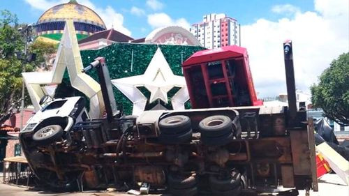 Cae árbol navideño gigante en Manaos y muere un trabajador