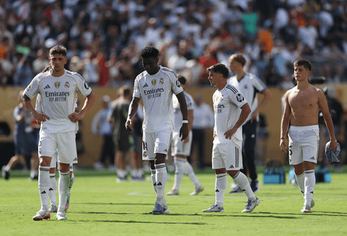 El Madrid profundiza su crisis tras otra derrota en el Bernabéu