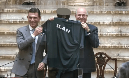 Presidente entrega camiseta de la selección boliviana al titular del BID tras reunión oficial