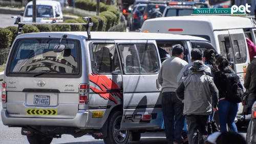 Choferes mantienen paro indefinido en rechazo al congelamiento de tarifas en La Paz