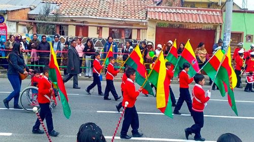 Distrito 1 de El Alto conmemora el Día de la Bandera con desfile estudiantil