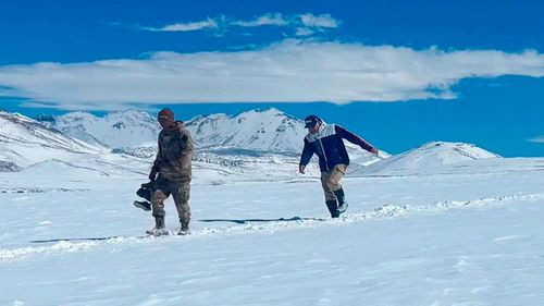 Rescatan a dos turistas franceses afectados por intensa nevada en Potosí
