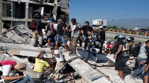 Terremoto de 7,4 deja al menos 240 muertos en Colombia