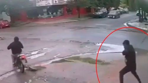 Mujer lanza agua hirviendo a ladrón que intentó robar su negocio en Argentina