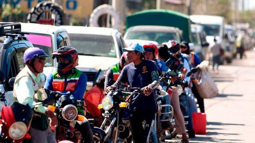 Falta de combustible mantiene largas filas en Santa Cruz
