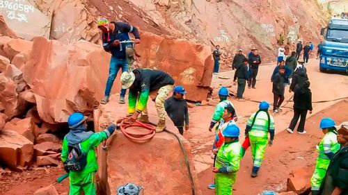 Derrumbes en la ruta cochabamba–oruro: suspenden viajes y ABC ejecuta trabajos de limpieza
