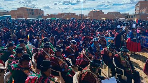 Cabildo de la provincia Ingavi termina en medio de incidentes y exige la renuncia de Rodrigo Paz