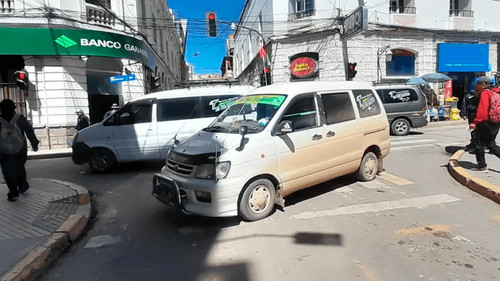 Alcaldía de Oruro cita a choferes movilizados en busca de acuerdos