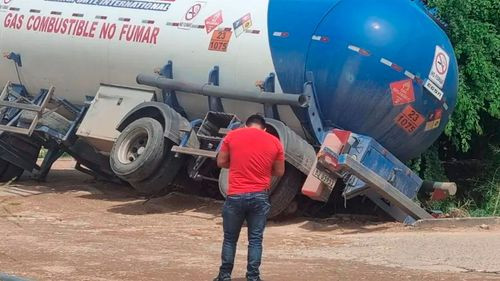 Cisterna con gas queda encunetada en Santa Cruz y presenta fuga