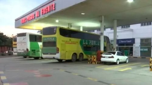 Transportistas duermen en sus vehículos en medio de la escasez de combustible